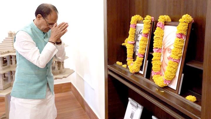 मुख्यमंत्री श्री चौहान ने अमर शहीद मंगल पांडे तथा श्री बंकिमचंद्र चट्टोपाध्याय की  पुण्य-तिथि पर नमन किया